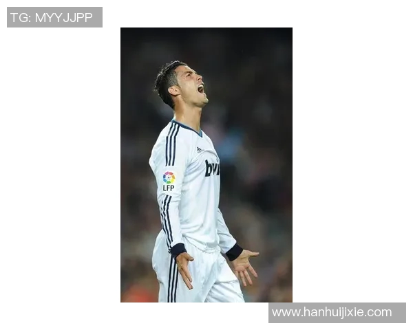 足球明星鸡冠发型女款图片展示与搭配技巧分享