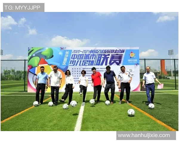 中国足球在长沙迎战韩国队展现竞技实力与团队精神的较量