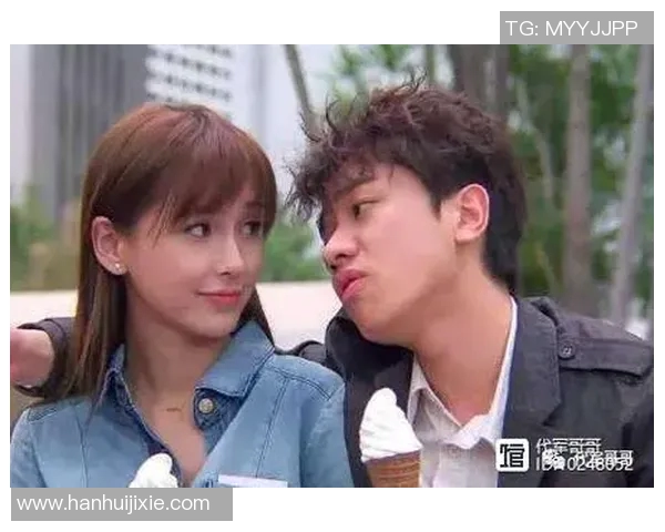 杨颖与足球明星亲密合影展现运动魅力与时尚风采的完美结合